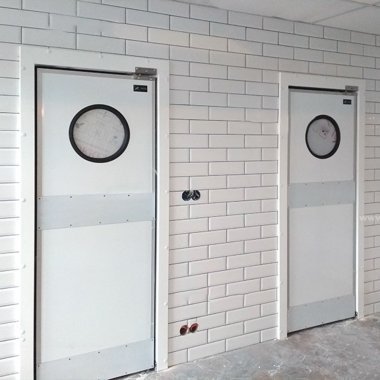 картинка Двери маятниковые с иллюминатором однопольные NEX-1 от магазина Двери-пром